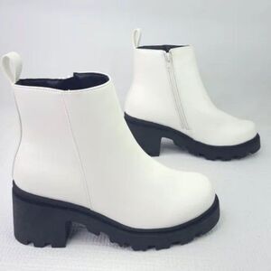 Qupid Renley Y2K Chunky Heel Booties size 10 White Faux Leather Ankle Boot Shoes